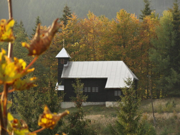 Kováč, milan: drevený kostolík v hornej marikovej – ráztoke - kaplnka v jesennej scenerii