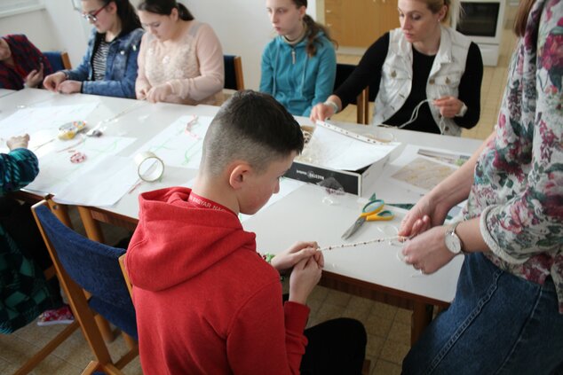 Žiaci spojenej školy internátnej sa učili pliesť náramky makrame - IMG_1611