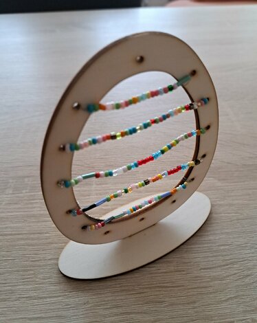 Múzeum v škole 2026 - vypletane drevene vajíčko na stojane