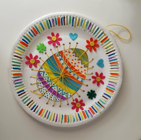 Múzeum v škole 2026 - vypletaný papierový tanier-vajíčko