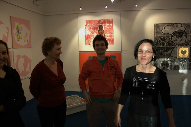 Kurátorka výstavy Olinka Mehešová (vpravo)